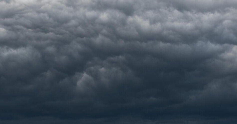 zdjęcie: RCB: alert pogodowy dla trzech województw; Wojska Obrony Terytorialnej w podwyższonej gotowości / Białystok, 17.08.2025. Chmury burzowe nad Białymstokiem, 17 bm. PAP/Michał Zieliński