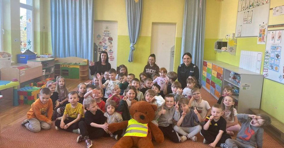 zdjęcie: Policjantka z Misiem Kolaskiem uczyła przedszkolaki w Ustroniu Morskim / fot. KPP w Kołobrzegu