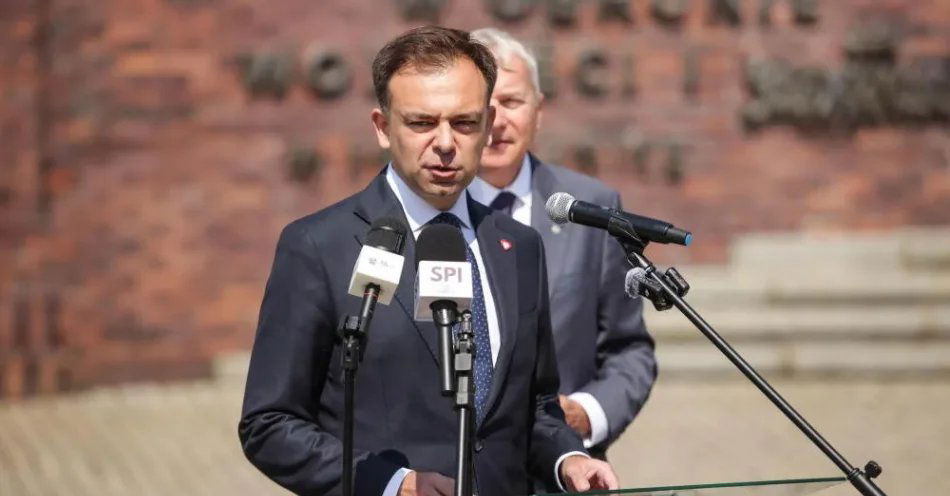 zdjęcie: Domański: powstanie spółka celowa ds. centrum technologii kosmicznych w Katowicach / Katowice, 03.08.2026. Minister finansów i gospodarki Andrzej Domański podczas konferencji prasowej przed Śląskim Centrum Wolności i Solidarności w Katowicach, 3 bm. Konferencja dotyczyła ogłoszenia narzędzia finansowania inwestycji kosmicznych. (sko) PAP/Jarek Praszkiewicz