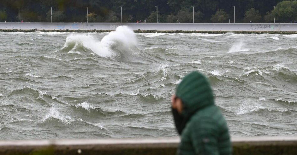 zdjęcie: Zagrożenie sztormem we wschodniej części strefy brzegowej / Gdynia, 04.10.2025. Sztormowa pogoda w Gdyni, 4 bm. Instytut Meteorologii i Gospodarki Wodnej wydał ostrzeżenie przed silnym sztormem o sile do 9 w skali Beauforta na terenie całego Bałtyku. Na całym Wybrzeżu wydano alerty przed silnym wiatrem, one też obowiązują na południowych krańcach Polski. (doro) PAP/Andrzej Jackowski