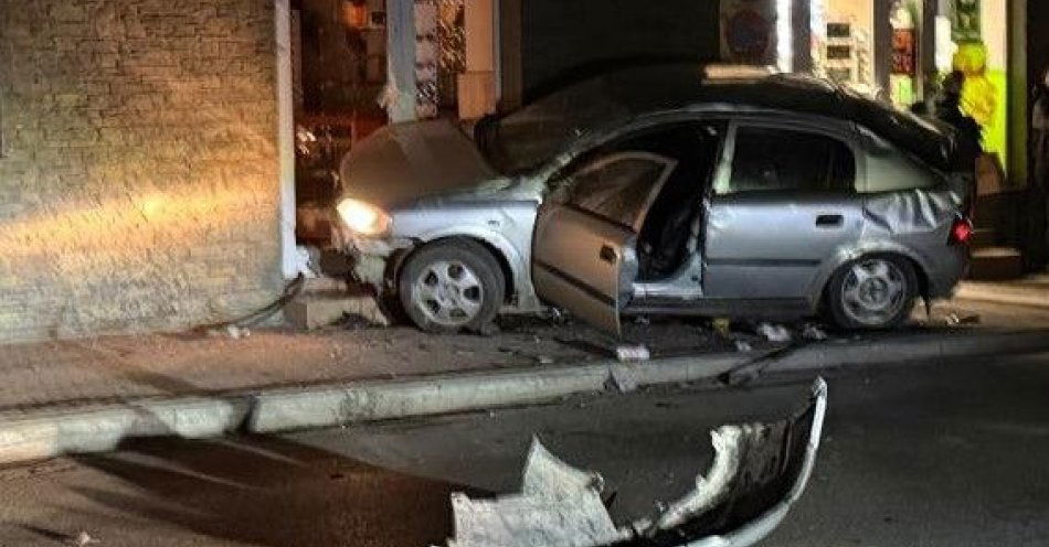 zdjęcie: Opel wjechał w sklep w Brzozowie kierowca był bez uprawnień / fot. KPP w Brzozowie Fot. KPP Brzozów