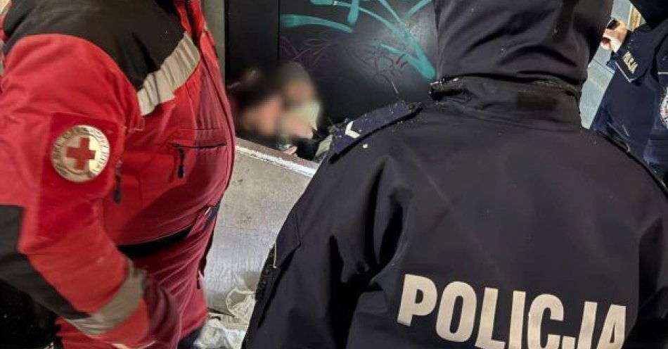 zdjęcie: Gdyńska policja i PCK niosą pomoc bezdomnym w mrozach / fot. KMP w Gdyni