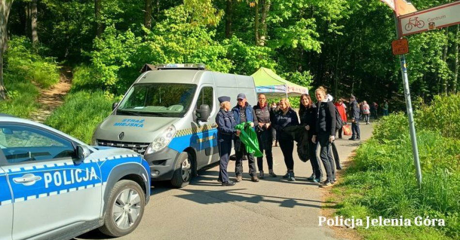 zdjęcie: Kolejna akcja sprzątania Borowego Jaru 2025 / fot. KMP w Jeleniej Górze