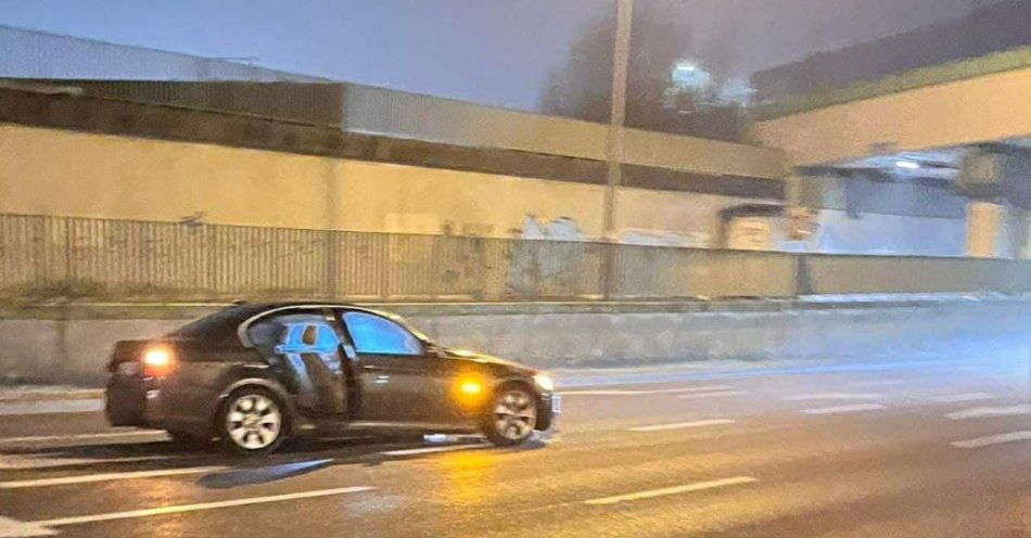 zdjęcie: BMW rozbite na słupie w Białymstoku świadek zatrzymał kierowcę / fot. KMP Białystok