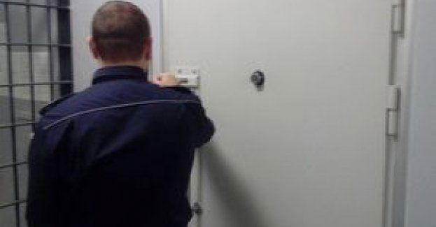 29- latek przyszedł na komendę w sprawie dozoru. Jak się okazało był poszukiwany, a w kieszeni miał marihuanę