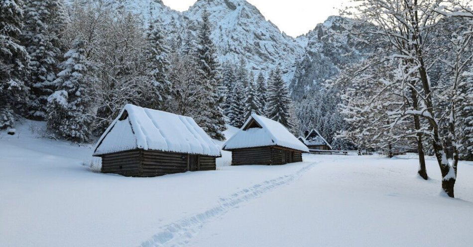 zdjęcie: Tatry: spadło zagrożenie lawinowe; silny mróz w Zakopanem, na szczytach cieplej / Zakopane, 09.01.2026. Zima w Tatrach, 9 bm. IMGW ostrzega przed silnym mrozem. Temperatura na obszarach górskich może spaść do minus 20 st. C. Wysoko w górach możliwy przyrost pokrywy śnieżnej do 30 cm. (sko) PAP/Grzegorz Momot