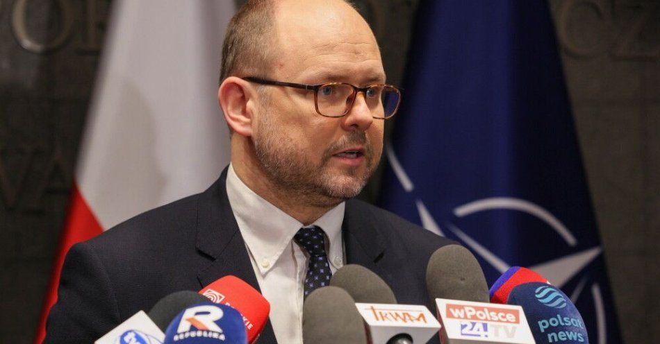 zdjęcie: Przydacz: głównym celem wizyty prezydenta w Londynie rozmowy o bezpieczeństwie z premierem Starmerem / Warszawa, 10.12.2025. Szef Biura Polityki Międzynarodowej KPRP Marcin Przydacz podczas briefingu prasowego na warszawskim lotnisku Okęcie, 10 bm. Prezydent RP Karol Nawrocki udaje się z wizytą roboczą na Łotwę, gdzie m.in. spotka się z prezydentem tego kraju Edgarsem Rinkevicsem. (jm) PAP/Paweł Supernak