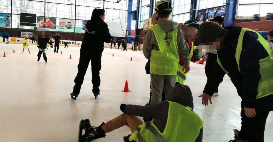 zdjęcie: Zimowa sztafeta na lodzie z białostockimi policjantami / fot. KMP Białystok