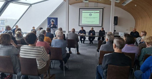 Debata o bezpieczeństwie seniorów przeciw manipulacjom oszustów