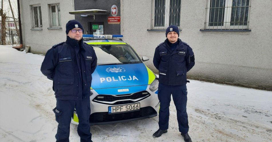 zdjęcie: Jeden telefon uratował mężczyznę przed wychłodzeniem / fot. KPP w Tomaszowie Mazowieckim