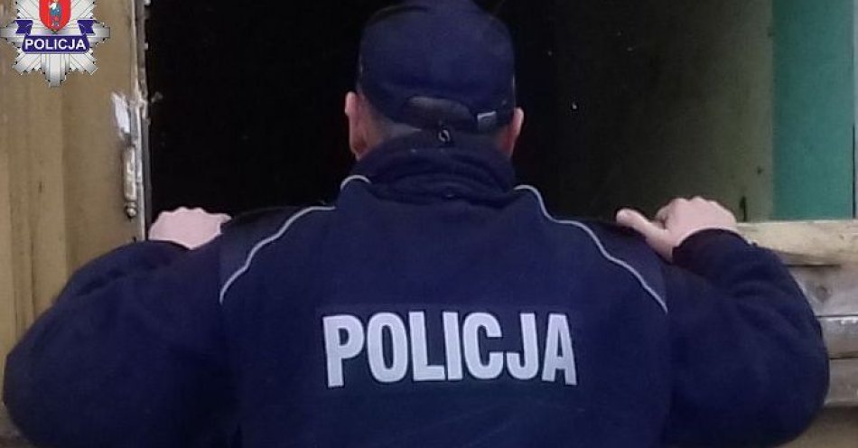 zdjęcie: Mieszkał samotnie w wychłodzonym pomieszczeniu. Dzięki pomocy służb trafił pod opiekę lekarzy / fot. KMP Zamość