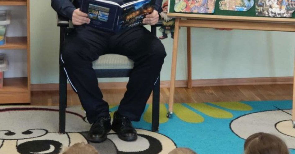 zdjęcie: Policjanci czytają legendy w słupeckich placówkach / fot. KPP Słupca Policjanci czytają dzieciom