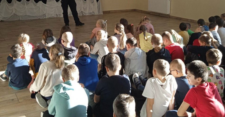 zdjęcie: Żeby bezpiecznie rozpocząć ferie, trzeba się przygotować… Dbają o to dzielnicowi / fot. KPP w Garwolinie