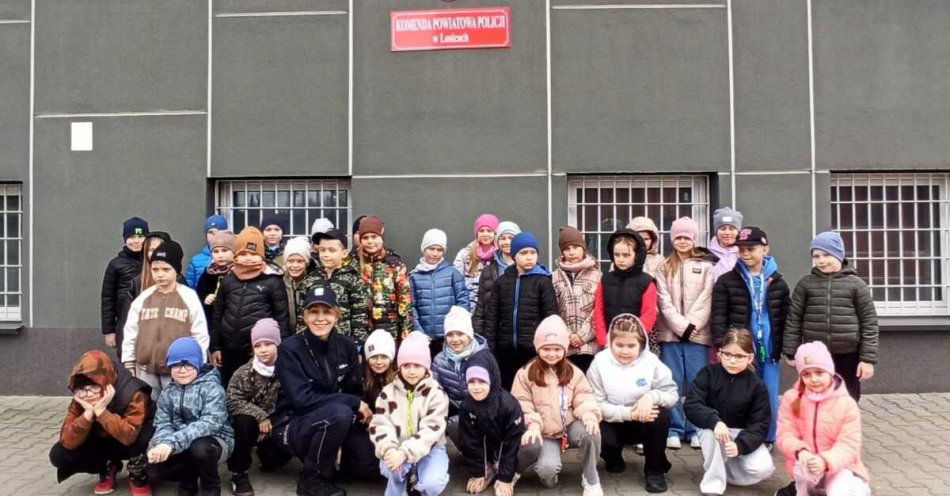zdjęcie: Pierwszoklasiści poznali zawód policjanta / fot. KPP w Łosicach