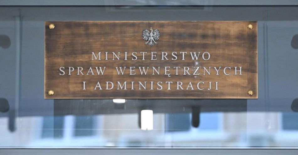 zdjęcie: MSWiA: w piątek w całym kraju utrudnienia w dostępie do rejestru paszportów / Warszawa, 23.06.2025. Tabliczka na budynku Ministerstwa Spraw Wewnętrznych i Administracji w Warszawie, 23 bm. (doro) PAP/Radek Pietruszka
