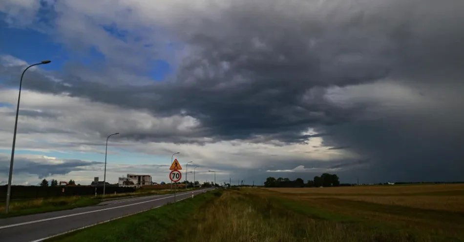 zdjęcie: IMGW ostrzega przed burzami i silnym wiatrem; alerty w 9 województwach / Suwałki, woj. podlaskie, 23.08.2026. N/z chmury burzowe nad polami w pobliżu drogi ekspresowej S61. PAP/Michał Zieliński