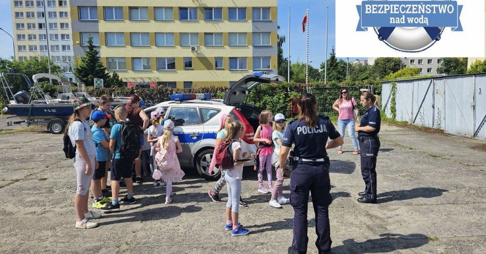 zdjęcie: Półkoloniści odwiedzili włocławskich policjantów / fot. KMP we Włocławku