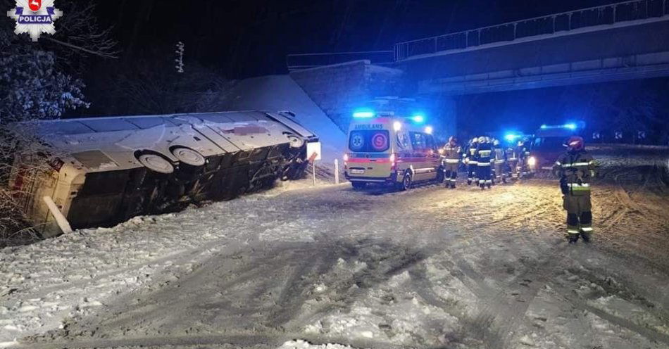 zdjęcie: Wypadek autobusu w Wandzinie / fot. KPP Lubartów