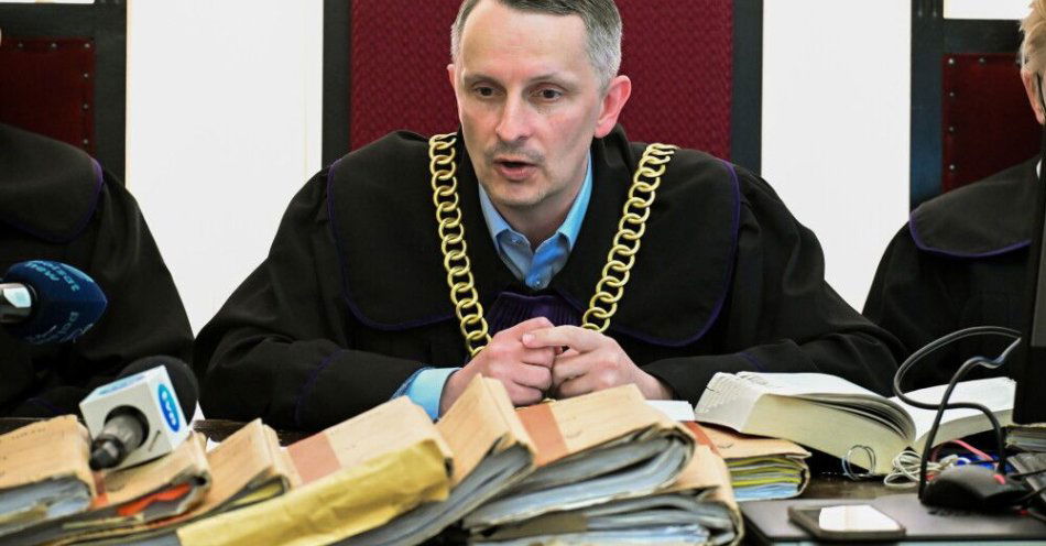 zdjęcie: Gdańsk: 11 lat więzienia dla szefa firmy stoczniowej za zabójstwo byłego pracownika / Gdańsk, 14.04.2026. Sędzia Andrzej Haliński na sali rozpraw Sądu Okręgowego w Gdańsku, 14 bm. Sąd ma ogłosić wyrok w sprawie 51-letniego przedsiębiorcy Dariusza K., oskarżonego o zabójstwo w 2024 roku swojego pochodzącego z Gruzji byłego pracownika. Dariusz K. najechał na ofiarę wózkiem widłowym, przyciskąjąc mężczyznę do elementów konstrukcyjnych hali, co doprowadziło do śmierci. Zdaniem prokuratury działanie to było celowe. (amb) PAP/ Andrzej Jackowski *** UWAGA!!! ZAKAZ PUBLIKACJI WIZERUNKU I