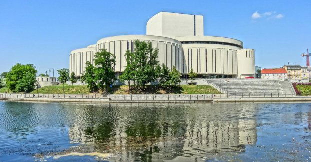 Alicja w Krainie Czarów roztańczy miasto, w ramach happeningu przed Operą Nova