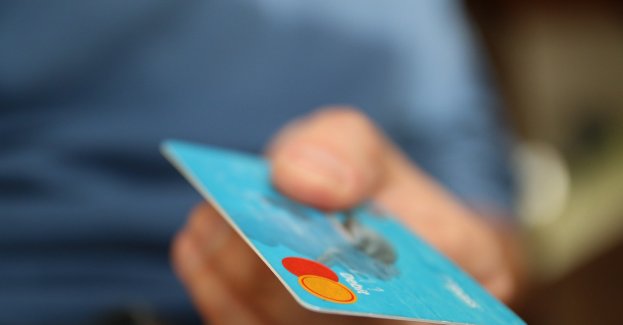 Dał kartę płatniczą koledze z pracy, żeby kupił mu jedzenie; stracił ponad 9 tys. zł