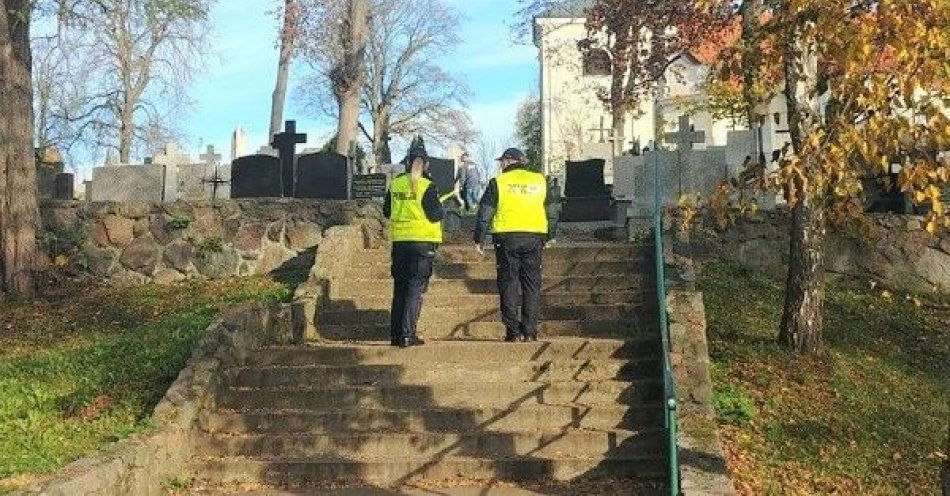 zdjęcie: Porządkując groby bliskich – uważajmy na kradzieże / fot. KPP w Lipsku