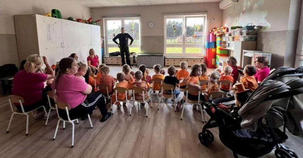 Dzielnicowy uczy maluchy bezpieczeństwa i noszenia odblasków