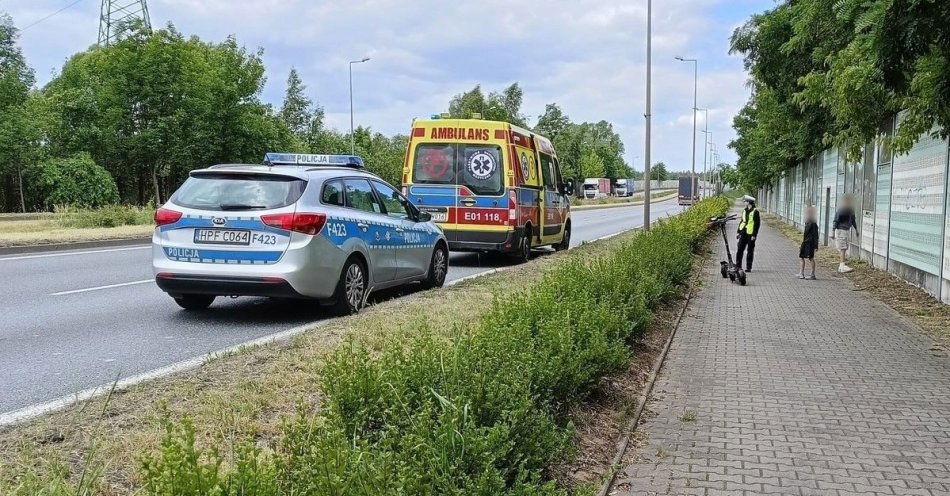 zdjęcie: Niebezpieczna jazda hulajnogą elektryczną - 14-latek przewoził rówieśnicę. Dziewczyna trafiła do szpitala / fot. KMP w Piotrkowie Trybunalskim