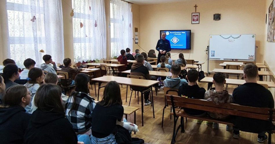 zdjęcie: Policja edukuje młodzież o zagrożeniach i odpowiedzialności / fot. KPP w Przeworsku kpp