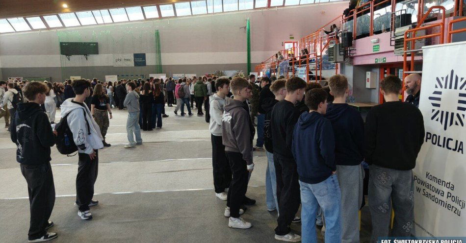 zdjęcie: Policja zachęca młodych do służby na Giełdzie Szkół w Sandomierzu / fot. KPP Sandomierz