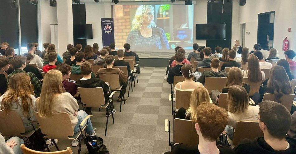 zdjęcie: Policjantki w Puławach przestrzegają przed handlem ludźmi / fot. KPP Puławy