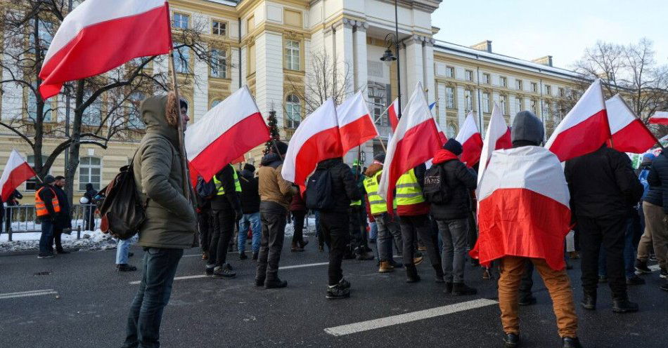 zdjęcie: Rolnicy deklarują, że nie opuszczą KPRM do czasu spotkania z premierem; planują budowę miasteczka namiotowego / Warszawa, 09.01.2026. Uczestnicy ogólnopolskiego protestu rolników w Warszawie, 9 bm. Rolnicy protestują przeciwko umowie UE–Mercosur oraz przeciwko obecnej polityce rządu wobec wsi i rolnictwa. Demonstranci przeszli z Placu Defilad przed Kancelarię Prezesa Rady Ministrów. (sko) PAP/Paweł Supernak