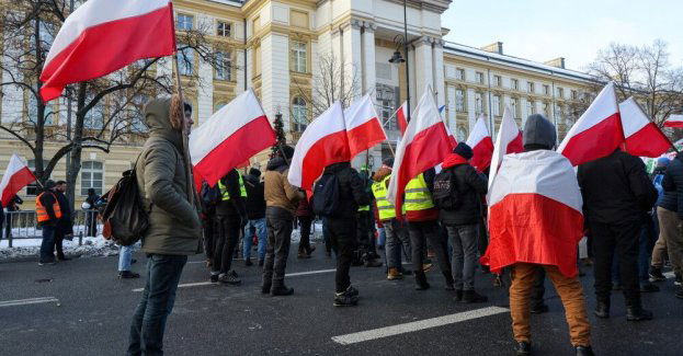 Rolnicy deklarują, że nie opuszczą KPRM do czasu spotkania z premierem; planują budowę miasteczka namiotowego