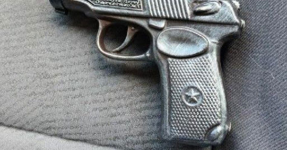 zdjęcie: Nóż i atrapa broni Groźby 19-latka z Kozłówka / fot. KPP w Strzyżowie fot. KPP Strzyżów