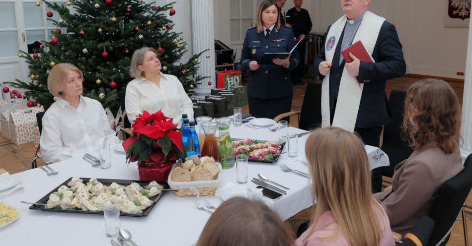 zdjęcie: Puste miejsca przy świątecznym stole i obietnica pamięci / fot. Komenda Stołeczna Policji