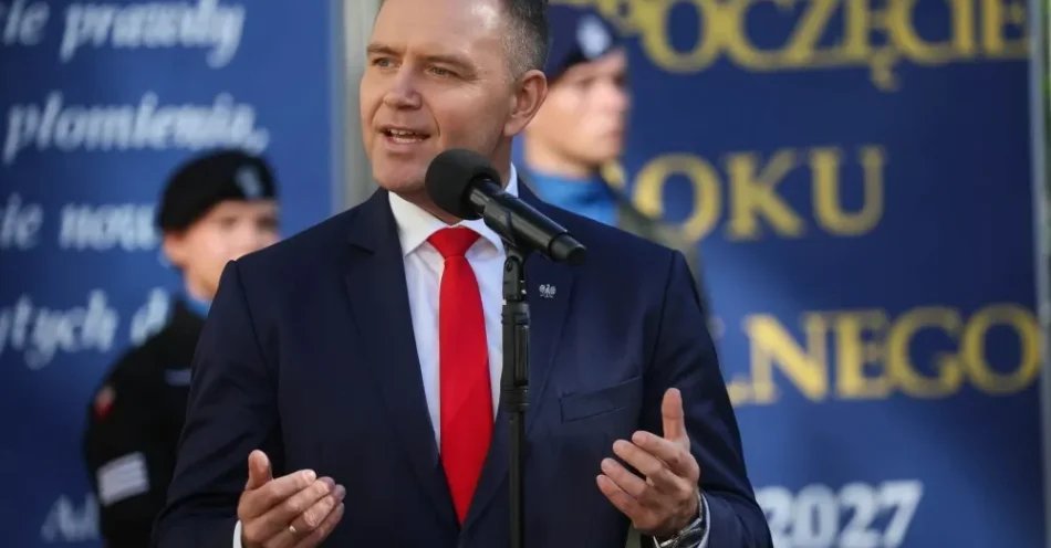 zdjęcie: Nawrocki: dobra polska szkoła wymaga świadomości tego, kim jesteśmy jako Polacy / Komornica (pow. legionowski, gm. Wieliszew), 01.09.2026. Prezydent RP Karol Nawrocki podczas inauguracji roku szkolnego 2026/2027 w Liceum Ogólnokształcącym im. mjra Konstantego Mikołaja Radziwiłła w Komornicy, 1 bm. (jm) PAP/Leszek Szymański