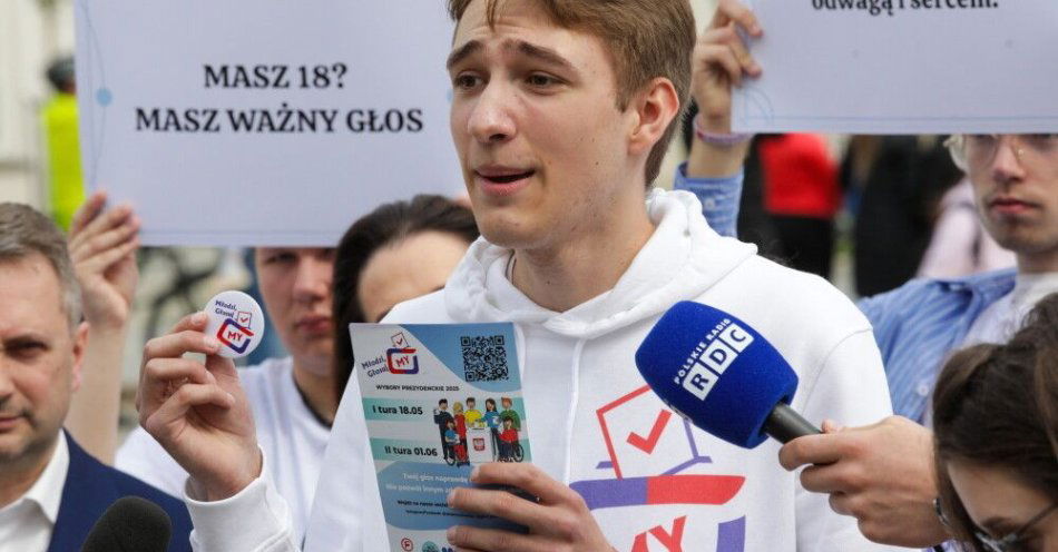 zdjęcie: Koalicja rządowa dostała od młodych czerwoną kartkę / fot. PAP
