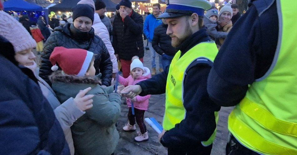 zdjęcie: Mikołajkowy Patrol Odblaskowy zwiększa bezpieczeństwo mieszkańców / fot. KPP Włoszczowa