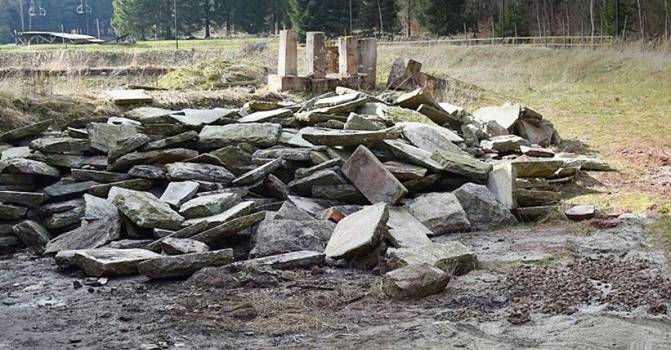 zdjęcie: Przez dłuższy czas wyjeżdżali spod Dzikowca z płytami granitowymi. Wpadli w ręce policjantów, po tym jak właściciel zorientował się, że jest okradany / fot. KMP w Wałbrzychu