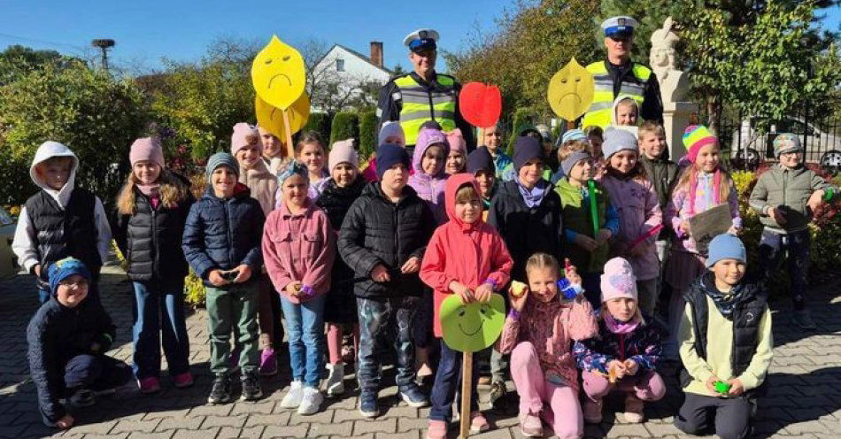 zdjęcie: Dzieci nagradzały kierowców jabłkami i cytrynami w Kamieniu / fot. KMP Chełm