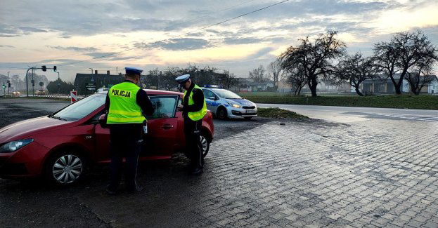 Policja sprawdziła światła w 76 pojazdach powiatu