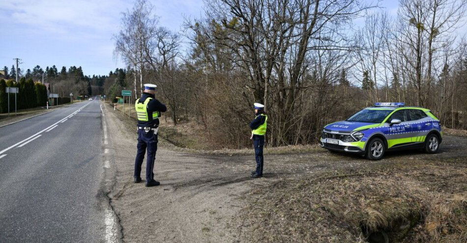 zdjęcie: Od piątku wzmożone działania policji w związku z wyjazdami świątecznymi / Cisowa, 03.03.2026. Funkcjonariusze Komendy Miejskiej Policji w Przemyślu podczas kontroli na odcinku drogi krajowej nr 28 w Cisowej, 3 bm. Od 3 marca wchodzą w życie przepisy, wprowadzające nową przesłankę do obligatoryjnego zatrzymania prawa jazdy na trzy miesiące. Taka sankcja grozi za przekroczenie dopuszczalnej prędkości o więcej niż 50 km/h nie tylko w terenie zabudowanym, ale również na drodze jednojezdniowej dwukierunkowej poza obszarem zabudowanym. (sko) PAP/Darek Delmanowicz