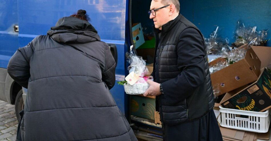 zdjęcie: Szczecin: święconka i 450 paczek z żywnością od Caritas dla najuboższych i bezdomnych / Szczecin, 04.04.2026. Wielka Sobota. 