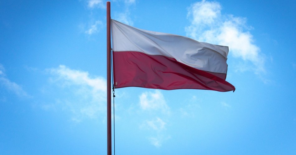 zdjęcie: Ukradziono i sprofanowano flagę państwową; władze miasta wiedzą, kim są sprawcy / pixabay/5628983