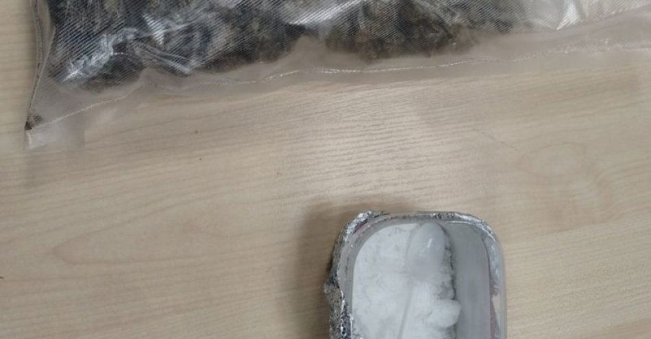 zdjęcie: Zatrzymany w Kowarach z narkotykami i mimo zakazu sądowego / fot. KMP w Jeleniej Górze