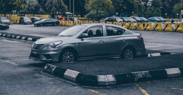 Uszkodził samochód, groził pobiciem i chciał zmusić policjantów do odstąpienia od czynności