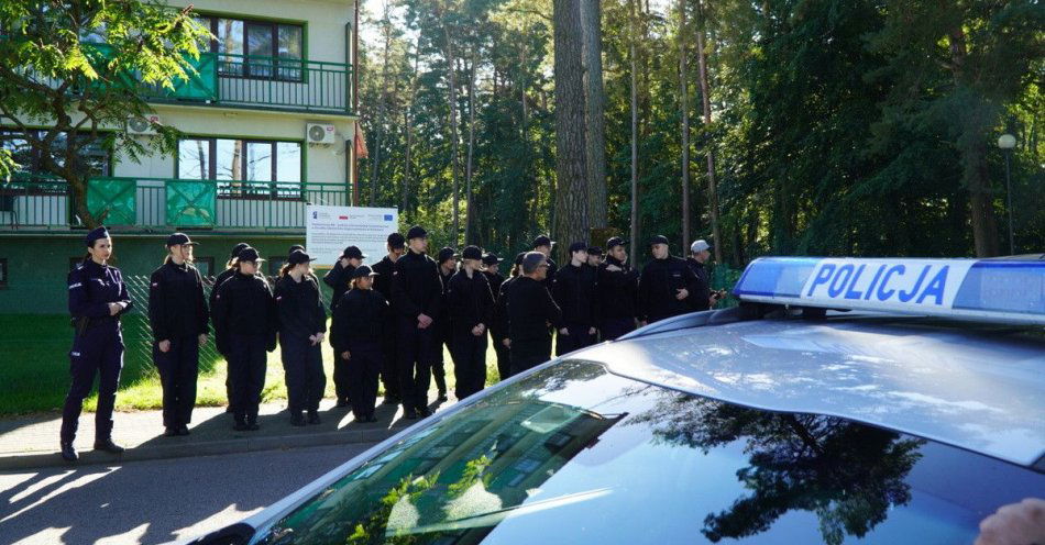 zdjęcie: Młodzież obserwuje ćwiczenia sztabowe policji i straży / fot. KPP w Ełku