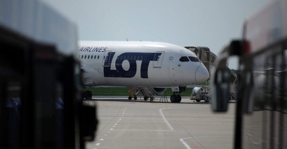 zdjęcie: LOT prosi pasażerów zainteresowanych lotem z Szardży do Warszawy o kontakt poprzez formularz / Warszawa, 10.05.2013. Samolot PLL LOT na lotnisku w Warszawie, 10 bm. Sejm uchylił 10 bm. ustawę o przekształceniu własnościowym PLL LOT. Oznacza to, że Skarb Państwa nie będzie już musiał zachować co najmniej 51 proc. akcji polskiego przewoźnika, tym samym otwarta została droga do prywatyzacji spółki. (soa) PAP/Jacek Turczyk ***Zdjęcie do depeszy PAP pt. Sejm uchylił ustawę o LOT, otwierając drogę do prywatyzacji spółki***