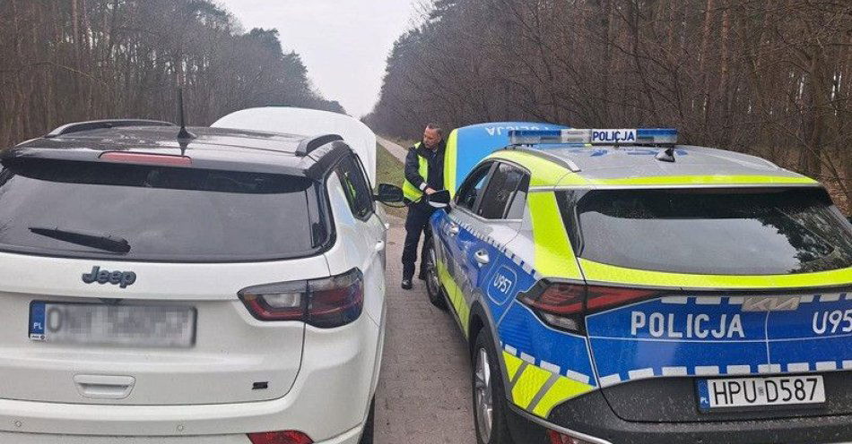 zdjęcie: Policjanci pomogli kierowcy z zatrzaśniętymi kluczykami / fot. KPP Wolsztyn DK32 unieruchomiony pojazd