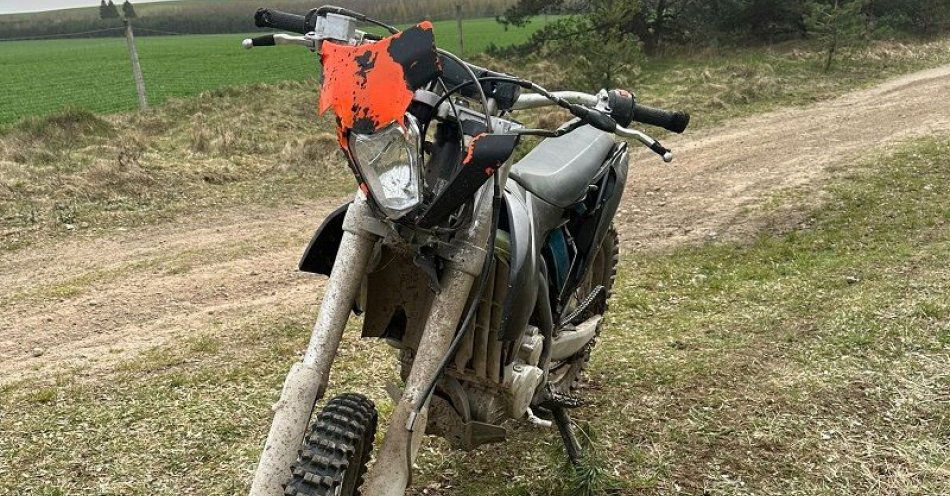 zdjęcie: Policjanci pracowali przy wypadku 23-letniego mężczyzny, który wywrócił się na motocyklu crossowym / fot. KPP w Człuchowie
